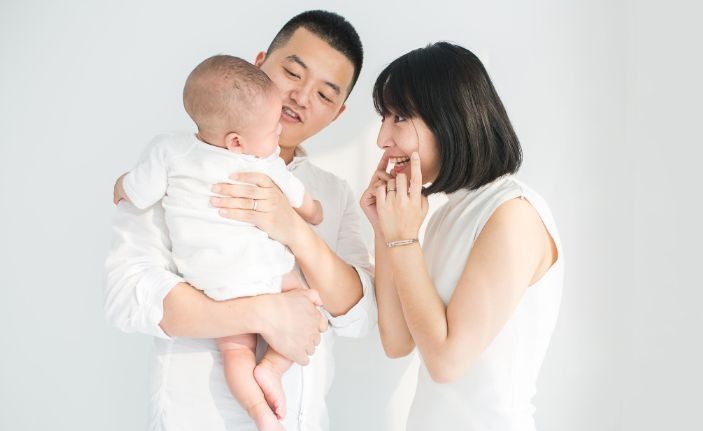 兴趣爱好|一家三口睡觉走红:爸妈装疯卖傻,好一对“戏精”,宝宝一脸茫然