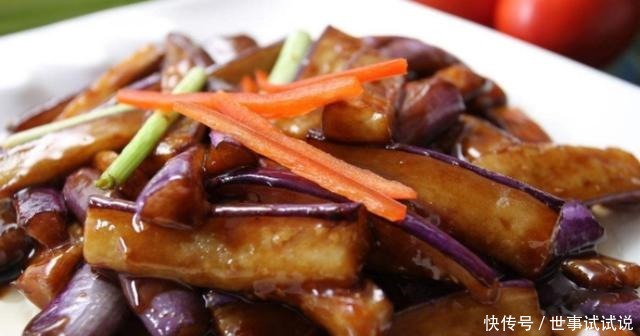 炒茄子时,切记不可直接下油锅!学会关键一步,茄子不发黑不油腻