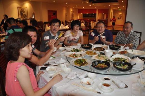 孩子|孩子将来孝不孝顺,吃顿饭能看出有几种表现的娃,往往是孝子