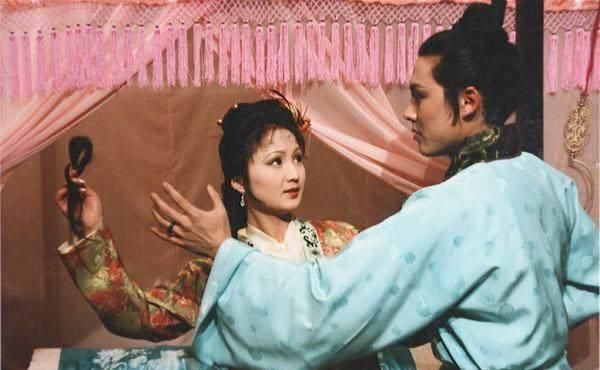 小蹄子!贾琏和平儿抢多姑娘的一缕头发时,为何把骂平儿是个“小蹄子”