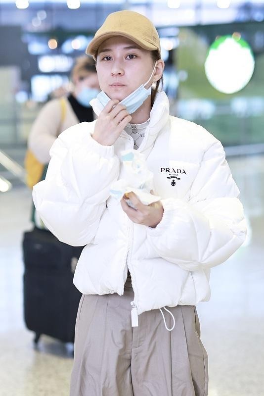 白色上衣 白色的上衣太适合冬天穿,不仅高级还有气场,富二代何超莲也在穿