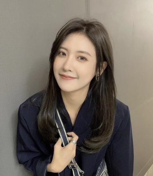 大圆脸“发型避雷”：齐刘海土气显脸大，大波浪让脖子更短