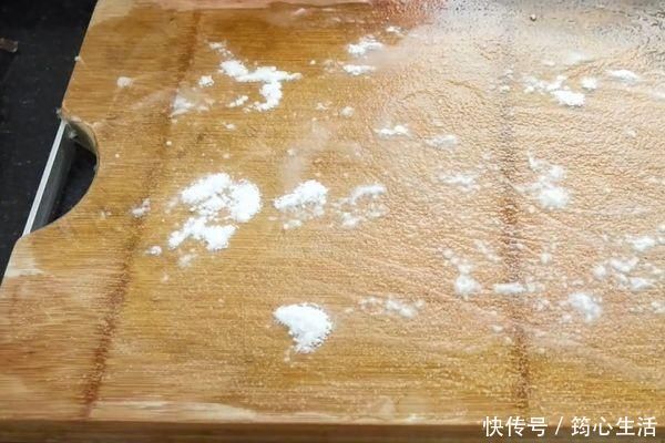 菜板只用清水洗，等于吃细菌，教你一个妙招，菜板干净不发霉