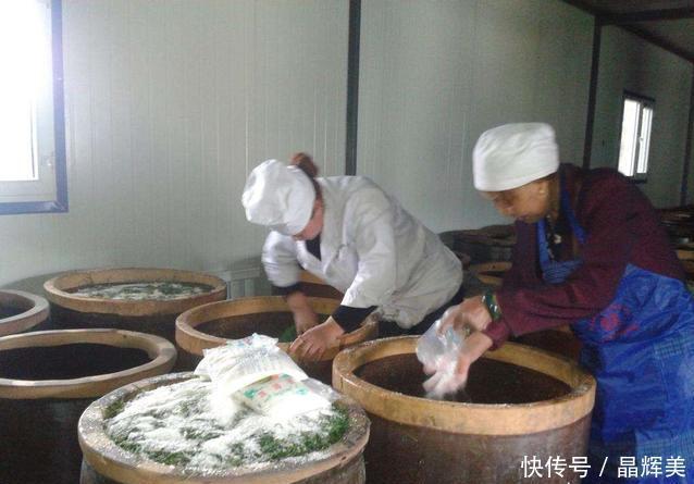 奶奶腌酸菜的“土方法”，只需加一种“水”，酸菜爽脆开胃