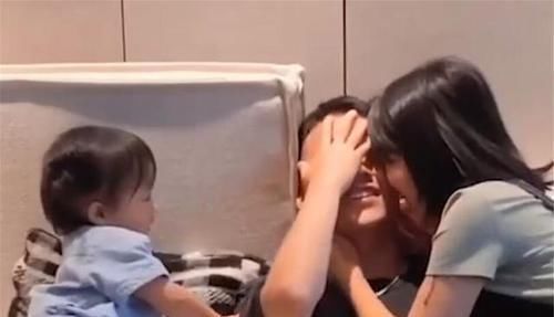 孩子|爸妈秀恩爱，亲脸蛋问“响不响”，萌娃的反应堪称“神补刀”