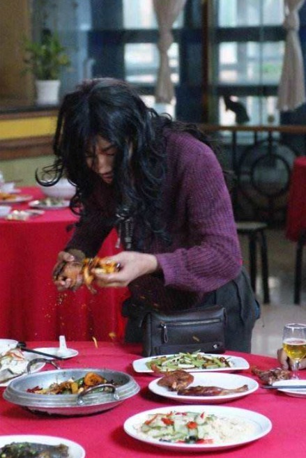 做饭|他是中国第一懒人,衣服不换从不做饭,吃饭靠人喂,如今怎样了?