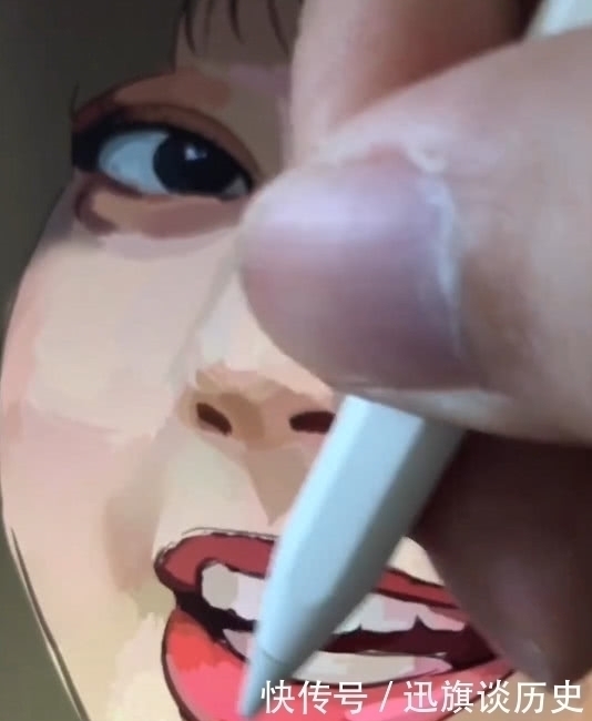 板砖&美术生恶搞性感女神LISA，粉丝拿着板砖观望，看到成品跪服