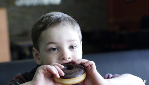 脾胃|劝告3种食物睡前最好少给娃吃,会让孩子脾虚积食,家长要了解