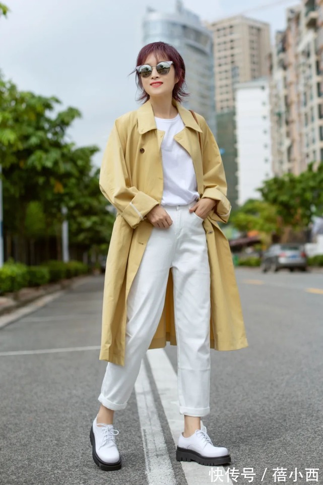 美眉 “小黑裤”out了!2022年最流行穿小白裤,学博主这样搭配很高级