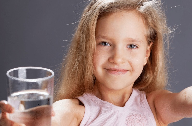 打嗝的时|打嗝停不下来怎么办还在用憋气的方吗去喝口水吧!