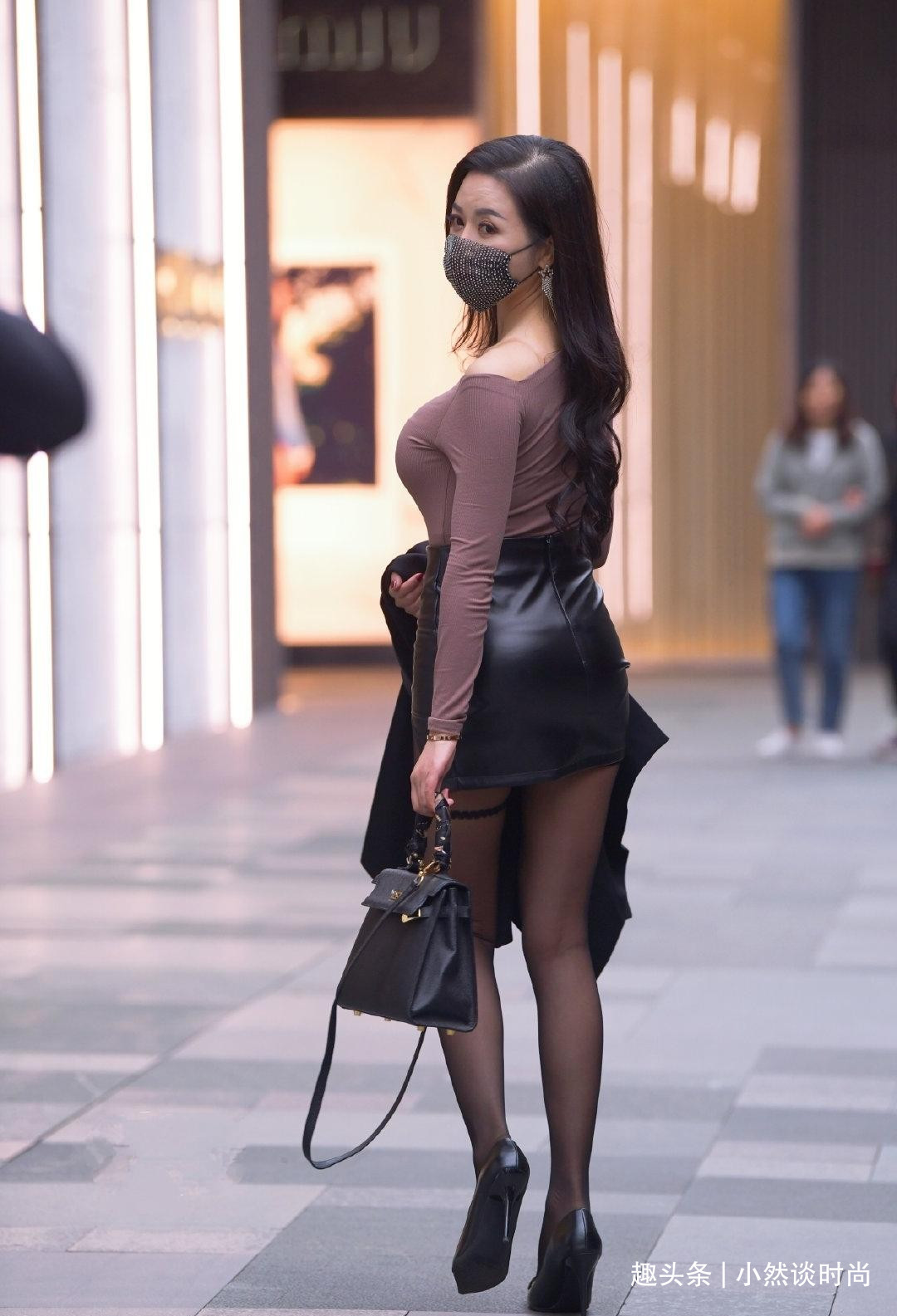 80后 这真的是80后贵妇吗看起来就是未成年啊,这是女人最美的通行证