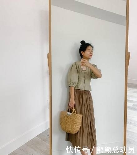 熟龄女性就别硬套日系小清新了，这样穿搭，知性又有女人味