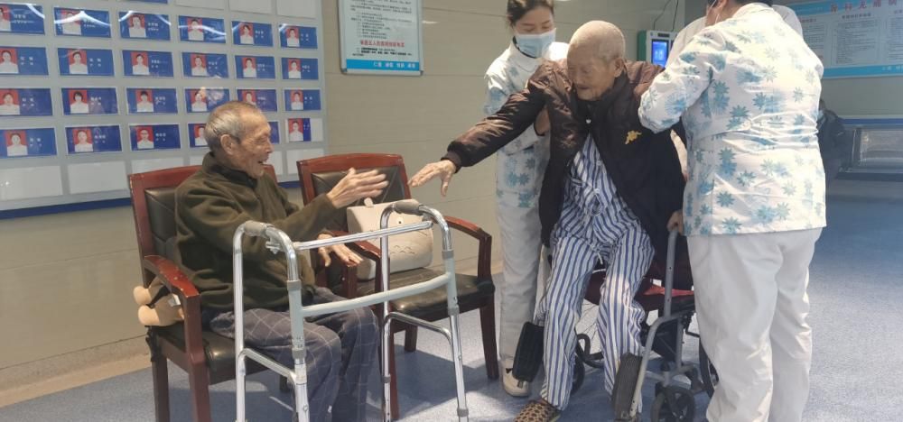 抗美援朝|泪目！两位抗美援朝老兵跨越70年在病房重逢
