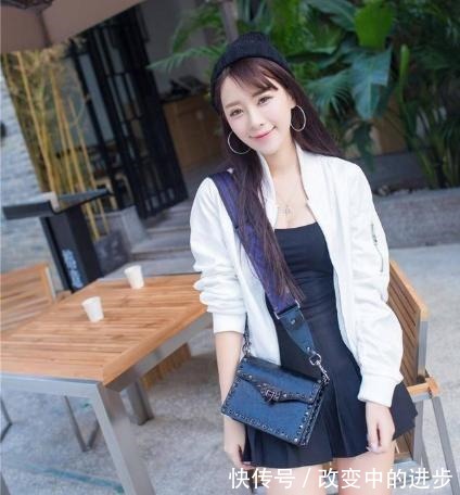 外套 白色休闲外套搭配黑色连衣裙,简洁优雅,玲珑有致!