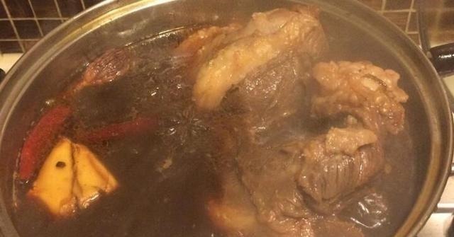 父亲用30年土方法酱牛肉,牢记3个小技巧,牛肉酱香浓郁不腥不散