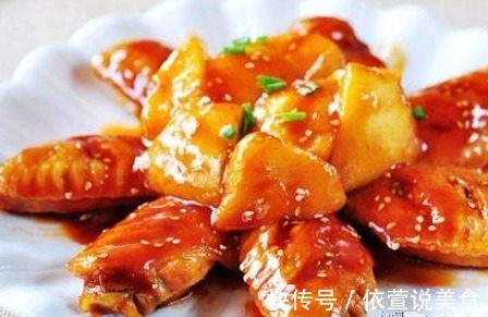 回娘家吃饭,妈妈拿出了拿手的鸡翅做法,老公非要妈妈教着做