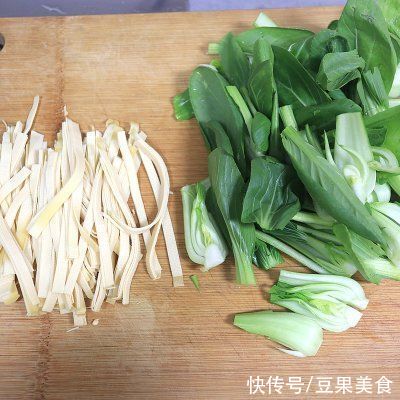 菜花|#助力高考营养餐# 高考晚餐5菜1汤真不赖，鸡腿焖饭香喷
