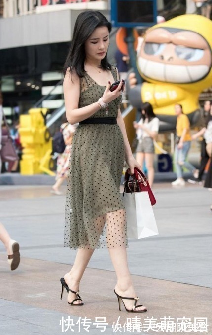 街拍|路人街拍，清爽的碎花裙外搭白色西装，打造出曼妙身姿