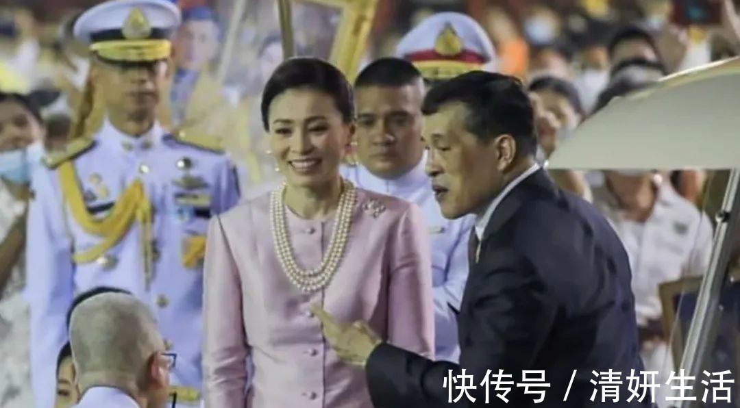 表情|68岁泰王玩“心跳”，首次带两位娇妻坐电动车，表情凝重太紧张了