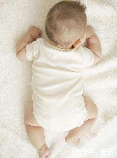 宝宝|回房后发现双胞胎在床上不见了,看了监控之后哭笑不得