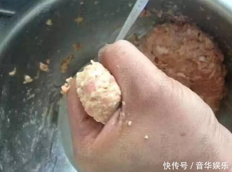 炸丸子时,千万别用淀粉了!换成“它”,丸子外酥里嫩不油腻