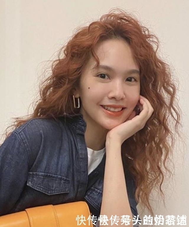 善用各种头发造型产品,轻松打造10款女明星时尚中分发