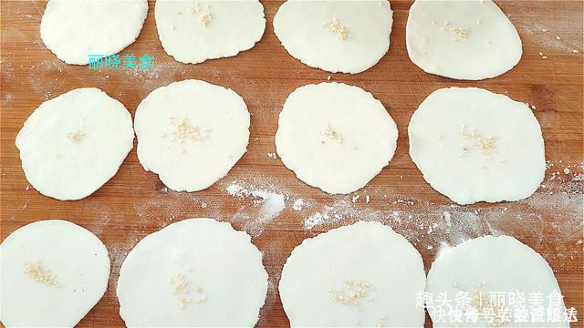 糯米粉开水烫一烫，不加鸡蛋不加油，个个酥脆鼓大泡，比薯片好吃
