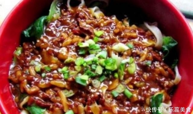 吃不起|大姐卖“良心”面,10元1碗免费续碗,顾客:套路太深,吃不起