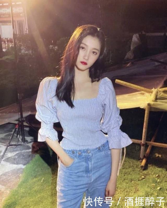 别再穿T恤了,今夏超流行的“短袖”长这样,时髦显瘦还遮肉