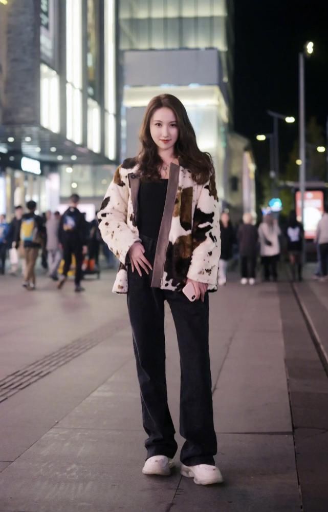 早春穿纯色内搭，搭配哪些“外套”更时髦？这些组合值得参考