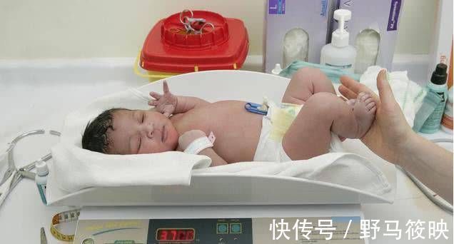 医生|新生儿出生后,医生为什么要告诉婴儿体重你应该知道原因