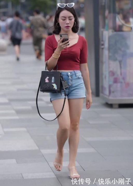 高跟鞋 紧致身材的小姐姐，秀出青春活力范，唯美大气