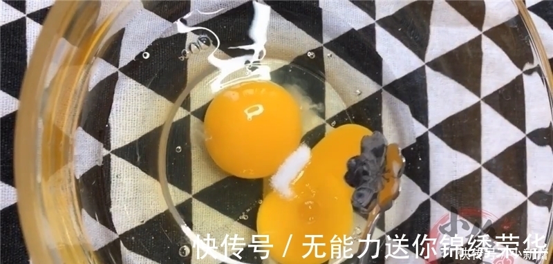 1西红柿2个鸡蛋,你最想不到的做法,每次出锅孩子吃不够,太香了