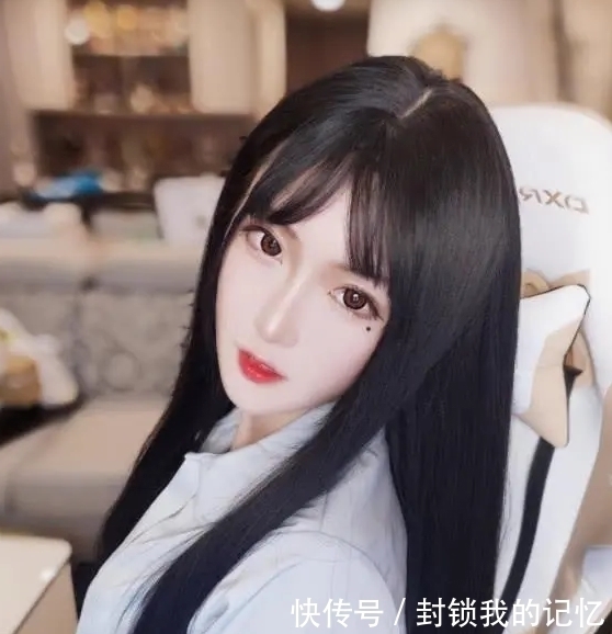 直播间|超管:你老是战术后退,我要封禁警告了,腐团儿:怪这沙发容易倒