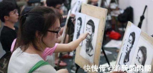 美术生$美术生上课走神,开始用“圆规”画圈,最后画出完美人像惊艳全班