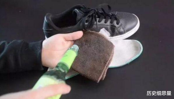 将“此物”撒在鞋子里，不管多臭的鞋，便能轻松消除