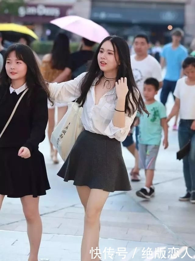 街拍:小脚牛仔裤搭配白色休闲装,很好的衬托出典雅气质