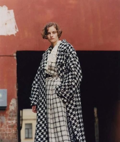  羊绒|呢大衣不吃香了！如今流行“羊绒大衣”，搭配这几条裤子最好看