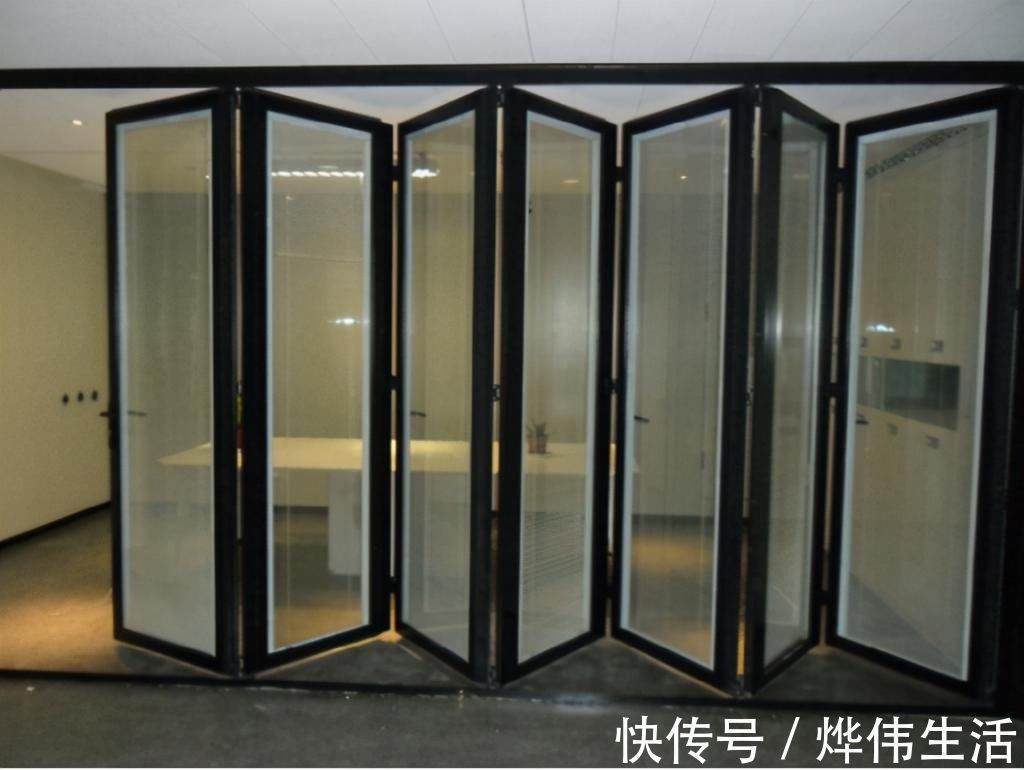 平开门|厨房装推拉门和平开门过时了，如今流行这种门，师傅一看就夸好