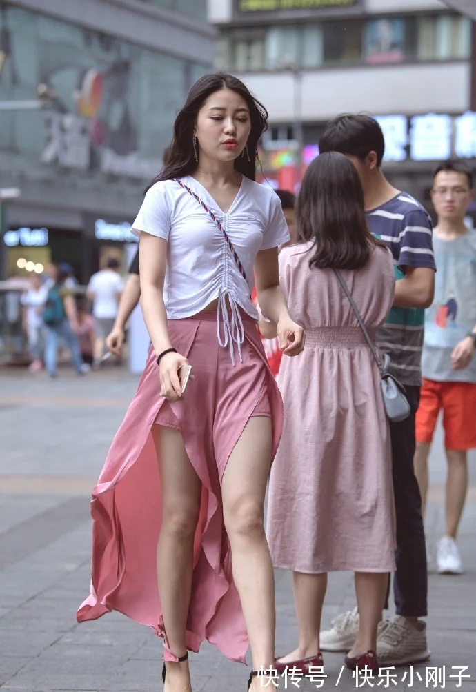 穿搭|白色抽绳设计的短袖，搭配粉红色开叉裙，好看又显身材