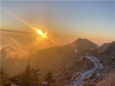 岱顶|落日余晖映晚霞 云海翻滚雪凇立