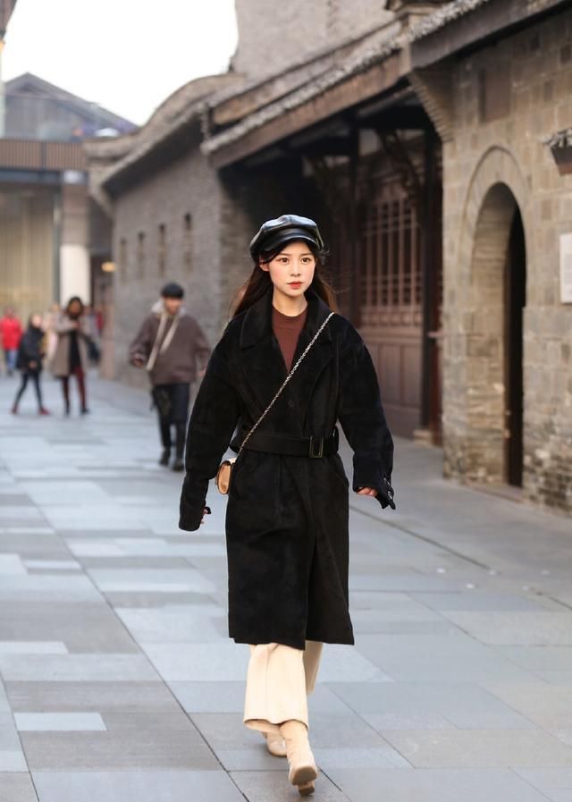 街拍:小姐姐身穿格子外套,气质优雅,大家闺秀的感觉