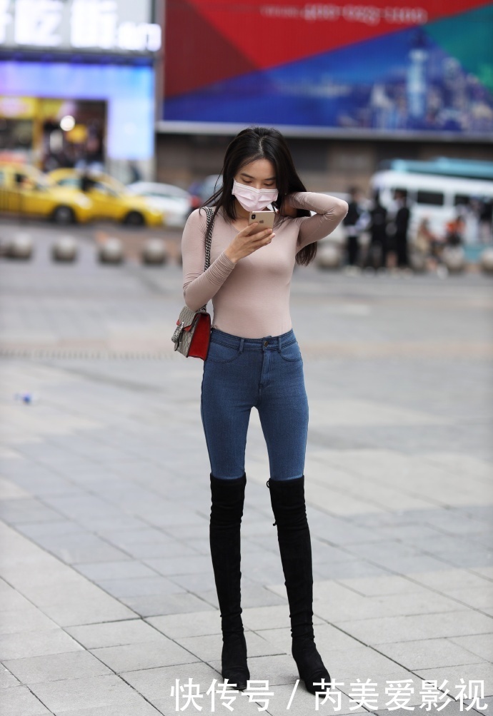 纯色|连衣裙穿起来更加舒适，小姐姐草绿色裙子，彰显女神的独特美感