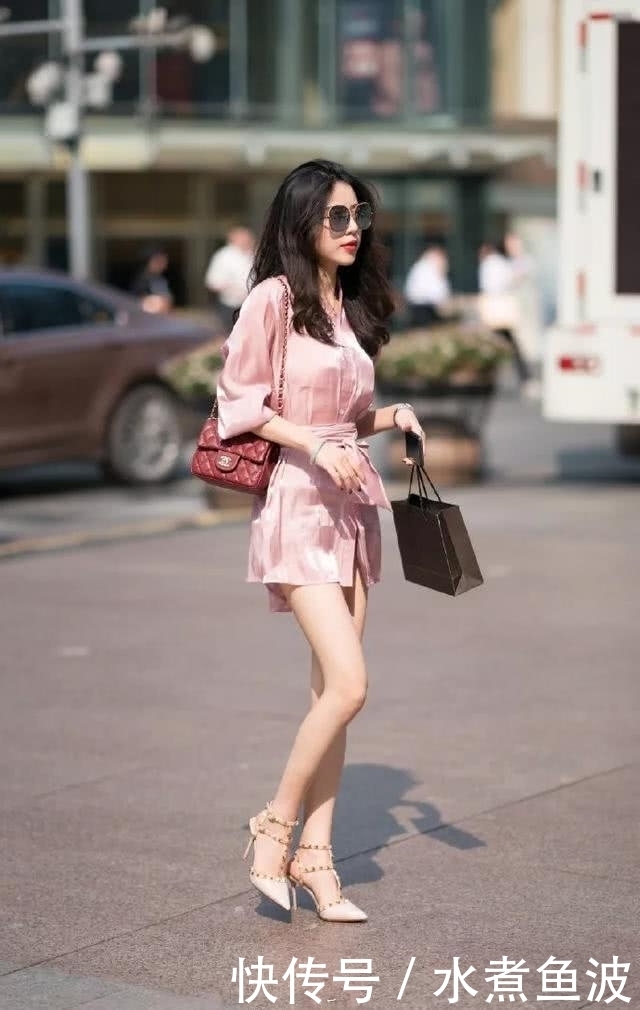 棒极|路人街拍,小姐姐搭配了一双红色一字带细跟凉鞋,看着自信优雅