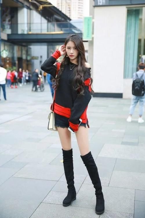 街拍美女：气质温婉的街头美女，春季的随性穿搭，美出天际！