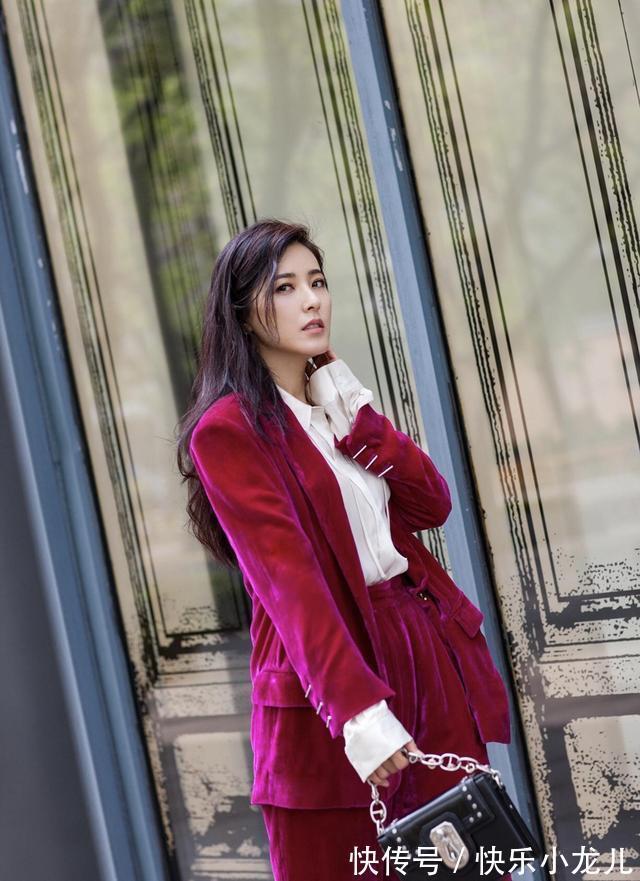 红色 时尚穿搭,丝绒材质尽显雍容华贵的气质,尽显极致的美