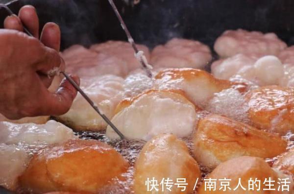 一家三口卖小吃，天没亮就出摊，顾客抢着买，卖光150斤就回家