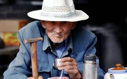 老一辈|俗语“老人有三项，必定招人嫌”，哪三项想成为家中宝不妨一看