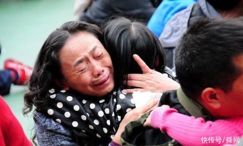 儿子|5岁儿子被人贩抢走抱上车，妈妈下意识的做法，网友直呼伟大!