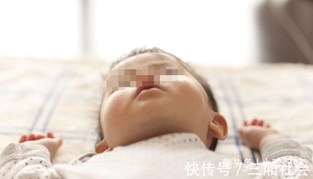 枕头|为何新生儿睡觉时喜欢高举双手里面藏有大学问,父母要知道
